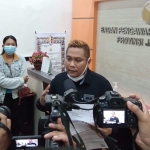 Novli Bernado Thyssen, Ketua KIPP Jatim menjawab pertanyaan wartawan usai laporan ke Bawaslu Jatim.