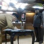 TEKEN: Penandatangan berita acara pengesahan Perda OPD dalam rapat paripurna DPRD Sidoarjo, Kamis (20/10). foto: MUSTAIN/ BANGSAONLINE.com
