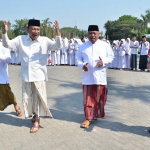 Bupati Sambari bersama Kajari Pandu Pramukartika dan pejabat Forkopimda saat peringatan di Hari Santri. foto: SYUHUD/ BANGSAONLINE