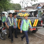 Wali Kota Malang Sutiaji didampingi Asisten 3 bidang Administrasi Umum, Plt. Dirut PDAM Anita, Kabag Humas Kota Malang M. Nurwidianto, dan petugas PDAM, Kamis (17/01). foto: IWAN/ BANGSAONLINE