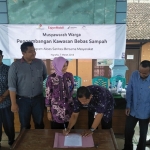 Exxon Mobil Cepu Limited (EMCL) mendukung penuh masyarakat dan Pemerintah Desa Ngraho Kecamatan Gayam, Kabupaten Bojonegoro, Jawa Timur yang mendeklarasikan wilayahnya sebagai kawasan bebas sampah, Rabu (7/3).