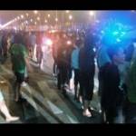 Para suporter sepak bola beratribut Persebaya saat melakukan sweeping kendaraaan plat N (Malang) di Jembatan Suramadu yang kemudian dibubarkan aparat kepolisian. 