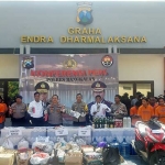 Kapolres Bangkalan AKBP Boby P. Tambunan didampingi Wakapolres, dan Kasatreskrim, Kasatnarkoba dan Kasubbag Humas menunjukkan barang bukti sitaan di Mapolres Bangkalan, Selasa (28/05/2019). foto: FAUZI/ BANGSAONLINE