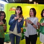 Kiri ke kanan: Ahli Gizi dari Rumah Sakit Cipto Mangunkusumo Jakarta,DR. dr. Fiastuti Witjaksono. GK (K), Celebrity Mom Laura Basuki , Regional Marketing Manager, Southeast Asia & Australia at Zespri®International Limited Judy Lee, dan Marketing Manager (Indonesia) Zespri® International Limited Anastasia Damayantisaat mensosialisasikan kampanye terbaru yang bertajuk #FeelAlive di Surabaya. 