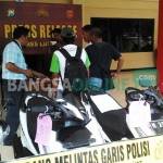 Barang bukti hasil pencurian dan pembegalan. foto: imron/ BANGSAONLINE