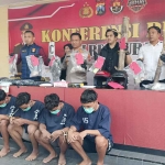 5 oknum anggota perguruan silat yang diamankan Polres Tuban, saat gelaran pers rilis, Selasa (25/7/2023).