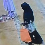 Aksi pelaku tertangkap CCTV Masjid Jami Kota Malang. Foto: Tangkapan layar video CCTV.