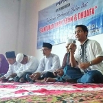 Ketua DPC Peradi Gresik, Kukuh Pramono Budi saat memberikan sambutan di acara advokat berbagi. foto: SYUHUD/ BANGSAONLINE