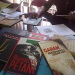 Koleksi buku lawas tentang Madura di Perpusda Pamekasan. foto: pmk-1/Bangsa Online