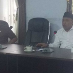 M. Hadi (baju putih) saat rapat evaluasi di ruang rapat gedung DPRD Trenggalek. foto: HERMAN S/ BANGSAONLINE