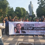 Puluhan Pemuda yang tergabung dalam Barisan Muda Surabaya (Bamus) mengkampanyekan #2019TetapJokowi di Depan Gesung Negara Grahadi. Foto: DIDI R/BANGSAONLINE