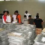 ?

Logistik untuk Pilpres yang sudah datang ditempatkan di gudang KPUD Banyuwangi. foto: franciscus slamet wawan/BANGSAONLINE