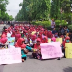 Ratusan massa keluarga besar Pesantren Shiddiqiyyah saat demo di depan Mapolres Jombang, beberapa waktu lalu.
