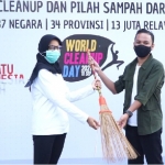 Ketua TP PKK Kota Kediri Ferry Silviana Abdullah Abu Bakar menyerahkan sapu lidi kepada Bagus Nugroho Leader WCD Kota Kediri 2021, sebagai tanda aksi bersih-bersih sampah dimulai. (foto: ist.)