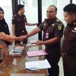 Perwakilan Abdul Aziz menyerahkan denda pidana sebesar Rp 200 juta kepada Kejari Magetan. foto: ANTON/ BANGSAONLINE