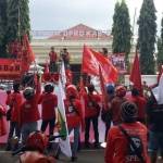 Ribuan buruh di Gresik ketika peringati May Day dengan aksi demo di DPRD Gresik. foto: syuhud/ BANGSAONLINE
