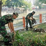 Beberapa personel Kodim Tipe A 0830/Surabaya Utara sedang membersihkan bantaran Kali Mas.