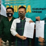 Sekretaris DPC PKB Gresik Imron Rosyadi, didampingi Ketua FKB DPRD Gresik Moh. Abdul Qodir, Sekretaris Fraksi M. Syahrul Munir, dan Muhammad saat menunjukan rekom DPP. foto: SYUHUD/ BANGSAONLINE