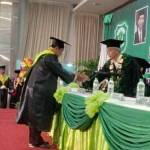 Rektor IAI Alkhoziny mewisuda salah satu mahasiswa Alkhoziny di gedung DBL Arena Jawa Pos Surabaya. (ft:yuli iksanti/BANGSAONLINE)