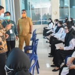 Wali Kota Kediri Abdullah Abu Bakar saat meninjau langsung pelaksanaan Seleksi Kompetensi Bidang (SKB) CASN Kota Kediri Tahun 2021, yang berlangsung di Hall Simpang Lima Gumul. foto: kominfo