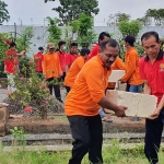 Warga binaan Lapas Surabaya saat membangun ruang pameran.