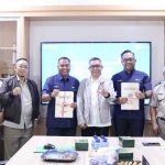 Penyerahan sertifikat tanah tapak tower PLN yang dilakukan Kantah Kabupaten Pasuruan.