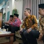 Pimpinan DPRD Jombang, (dari kiri) Subaidi Mukhtar (wakil Ketua) Minardi (wakil ketua), Joko Triono (Ketua), Sunardi (wakil ketua) saat memberikan keterangan kepada awak media, Jumat (21/7). foto:  RONY S/ BANGSAONLINE.