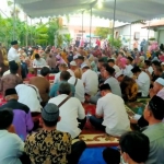 Prof Dr KH Asep Saifuddin Chalim, MA, saat memimpin doa yang diamini para wali santri Amanatul Ummah Kota Surabaya di halaman Gedung SMA Unggulan Amanatul Ummah Jalan Siwalankerto Utara Surabaya, Kamis (7/7/2022). Foto: mma/bangsaonline.com