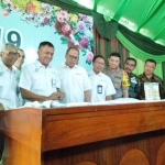 Dirut PG Rahmad Pribadi bersama jajaran direksi dan komisaris Pupuk Indonesia saat peluncuran Petro Ningrat. foto: istimewa