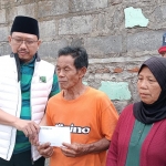 Ketua DPRD Kabupaten Pasuruan Sudiono Fauzan saat menyerahkan bantuan kepada korban.