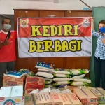 Ketua Umum KORMI Kota Kediri Dr. Abdian Asgi Sukmana (kiri) bersama pengurus KORMI siap mendistribusikan bantuan berupa paket sembako bersama Disbudparpora Kota Kediri. foto: MUJI HARJITA/ BANGSAONLINE