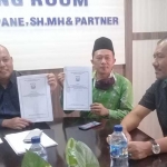 Suryono Pane (kiri) bersama Agus Suyanto menunjukkan salinan dokumen hasil investigasi BK.