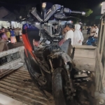 Motor korban saat dievakuasi menggunakan mobil bak terbuka petugas