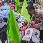 Mantan buruh PT New Era Ruberindo saat menghadiri sidang hubungan industrial di PN Gresik. Foto: SYUHUD/BANGSAONLINE