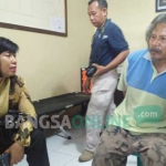 Tersangka Boiman saat diamankan di Mapolsek Ngancar Kabupaten Kediri. foto: ARIF K/ BANGSAONLINE