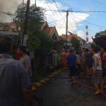 Tim Damkar Gresik dibantu warga saat memadamkan kobaran api. Foto: Ist.