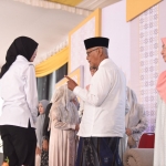  Wali Kota Kediri saat berbincang dengan Pengasuh Pondok Pesantren Al Amien K.H. Anwar Iskandar. (Ist). 
