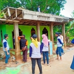 Para Mahasiswa USB Tuban saat memperbaiki musala desa setempat. 