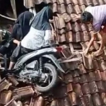 Dua siswi SD yang nyungsep di rumah warga saat hendak ngabuburit di Jalan Ciwangkid, Desa Cikuya, Kecamatan Culamega, Selasa (12/3/2024).