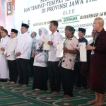 Penyerahan 412 sertifikat tanah wakaf dan aset pemerintah.