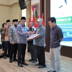 Wali Kota Batu Nurochman saat menyerahkan bansos secara simbolis kepada pengemudi sektor transportasi.