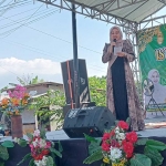 Ketua TP PKK Kabupaten Pasuruan, Merita Rusdi Sutejo atau yang akrab disapa Mbak Mela, saat memberi sambutan di Istighosah Kubro yang digelar MWC Muslimat NU Gempol.