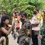 Plt. Bupati Sidoarjo Nur Ahmad Syaifuddin disambut pengalungan bunga saat peluncuran Kampung Tangguh Desa Kepatihan.