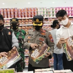 Kapolsek Kaliwates Kompol Edy Sudarto bersama Danramil didampingi General Manager Roxi Mall Andre Wijoyo sedang mengecek expired date sebuah produk makanan.