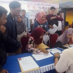Para pencari kerja saat mendaftarkan diri dalam bursa lowongan kerja di GOR Jayabaya, Kota Kediri.