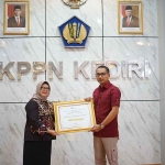 Kepala Kantor Imigrasi Kelas II Non TPI Kediri, Denny Irawan (kanan), saat menerima penghargaan. Foto: Ist