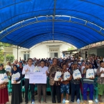 Branch Manager BRI Tuban saat menyerahkan paket sembako untuk masyarakat kurang mampu di Wilayah Kecamatan Soko.