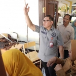 Kepala Dindik Jatim ketika meninjau kondisi atap yang ambruk di SMKN 1 Ampelgading, Malang.
