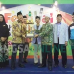 Penyerahan piala juara umum FASI X oleh Menpora Imam Nahrowi. foto: GUNAWAN WIHANDONO/ BANGSAONLINE