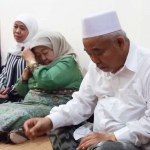 Khofifah Indar Parawansa didampingi Nyai Mahfudhoh Abdul Wahab Hasbullah di kediaman Dr KH Asep Saifuddin Chalim di PP Amanatul Ummah Surabaya. Foto: MMA/bangsaonline.com